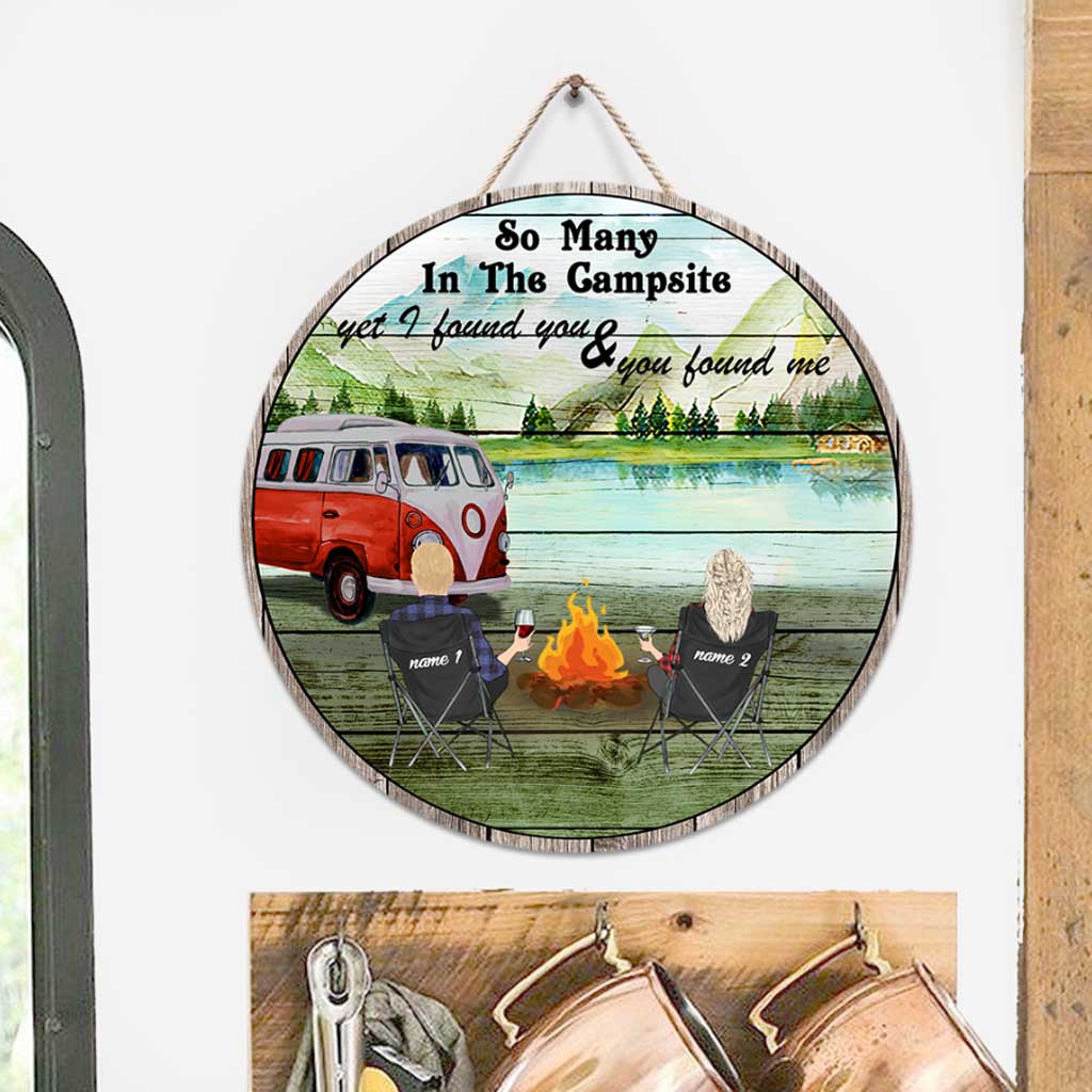 Panneau rond en bois personnalisé « Tellement de monde au camping »