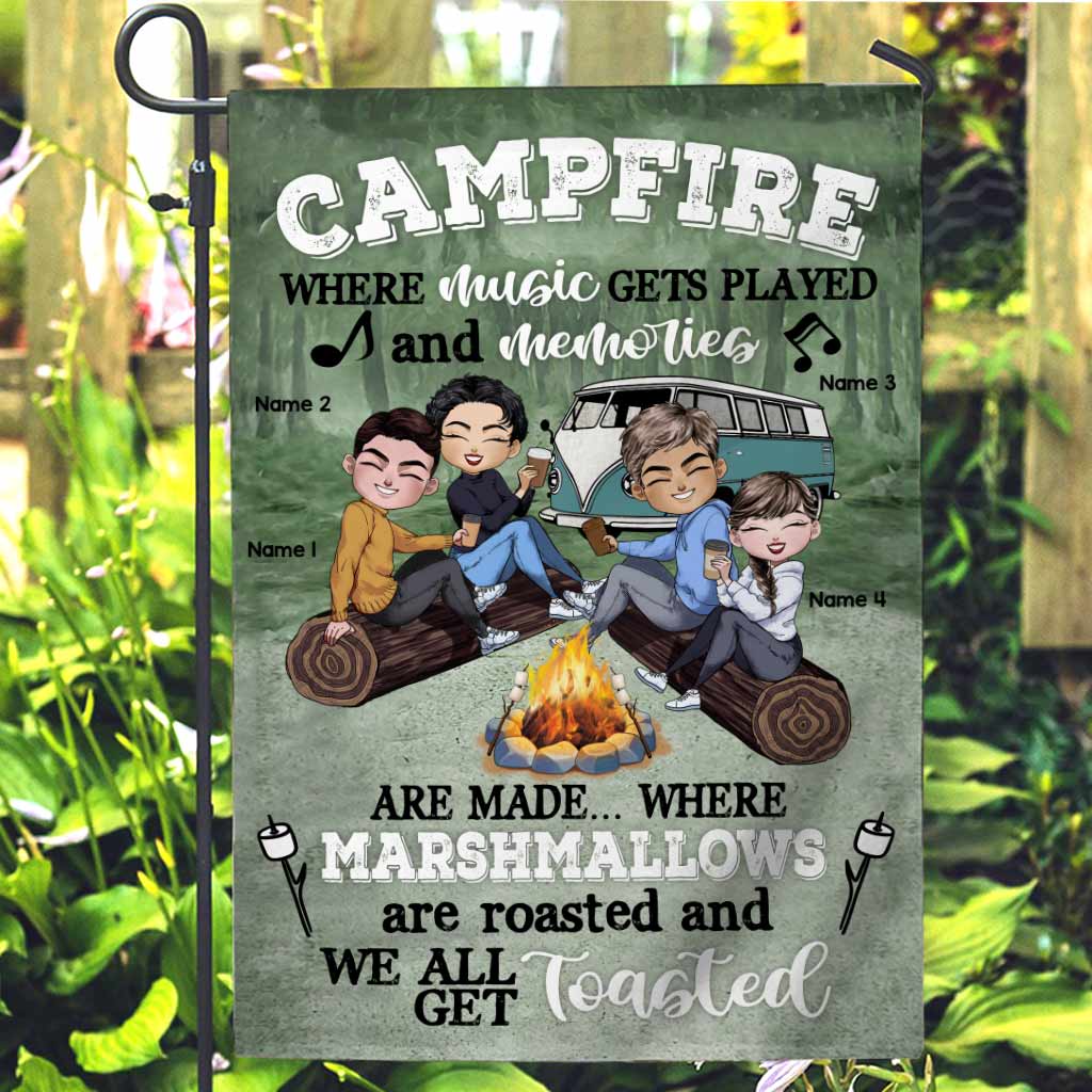 Feu de camp où la musique résonne et où se créent des souvenirs - Drapeau de jardin de camping personnalisé