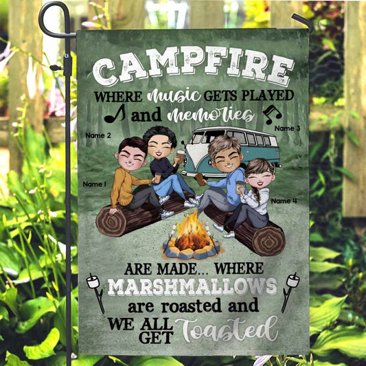 Feu de camp où la musique résonne et où se créent des souvenirs - Drapeau de jardin de camping personnalisé