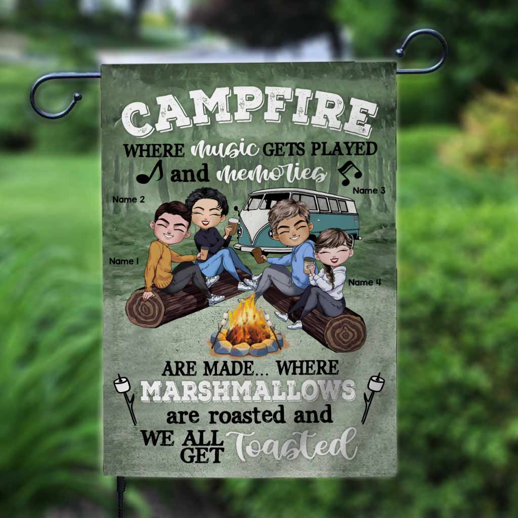 Feu de camp où la musique résonne et où se créent des souvenirs - Drapeau de jardin de camping personnalisé