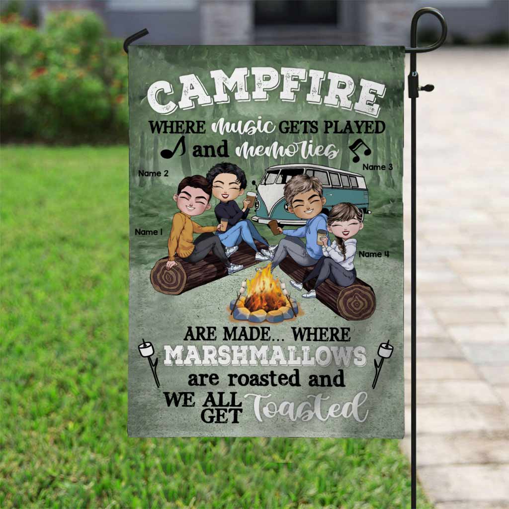 Feu de camp où la musique résonne et où se créent des souvenirs - Drapeau de jardin de camping personnalisé