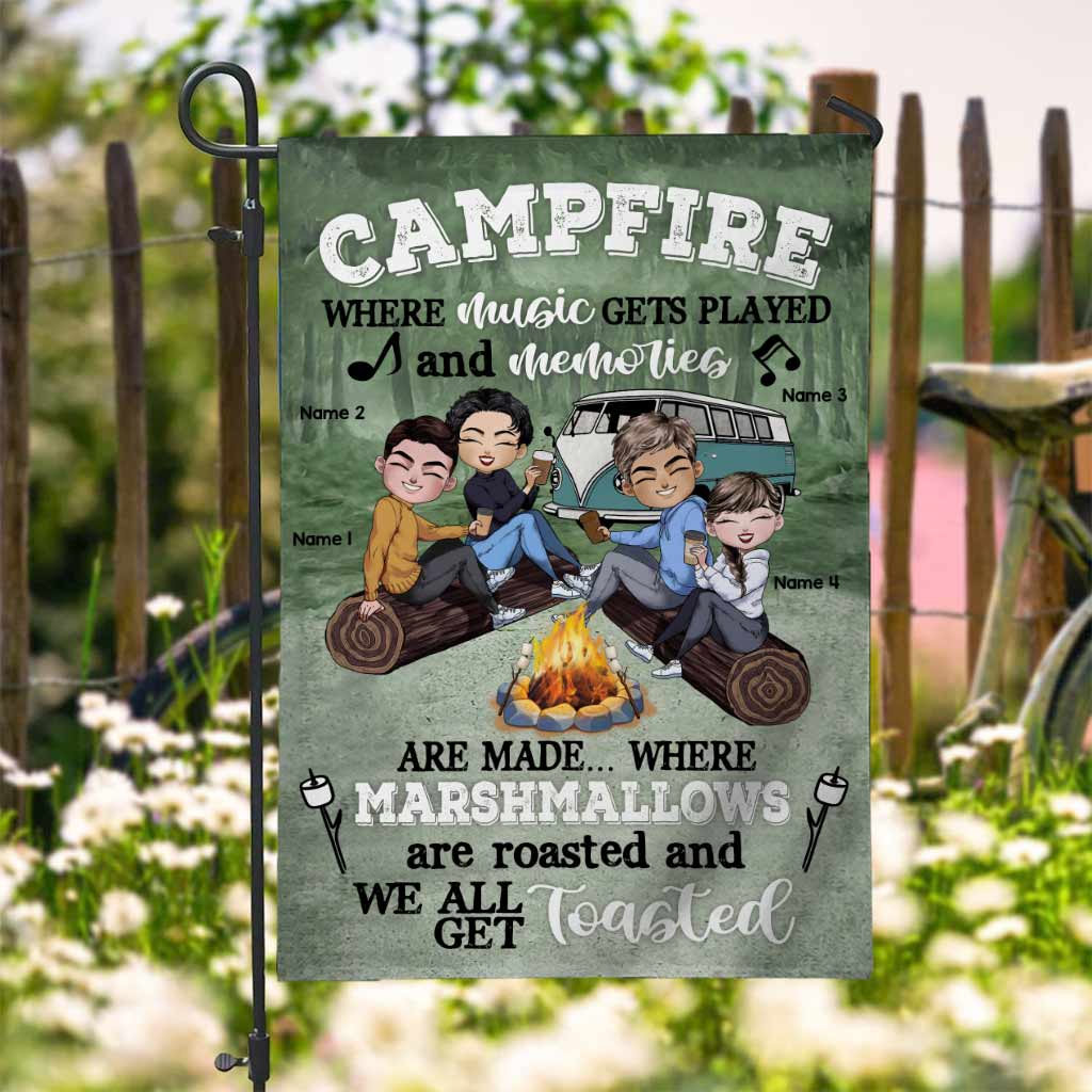 Feu de camp où la musique résonne et où se créent des souvenirs - Drapeau de jardin de camping personnalisé
