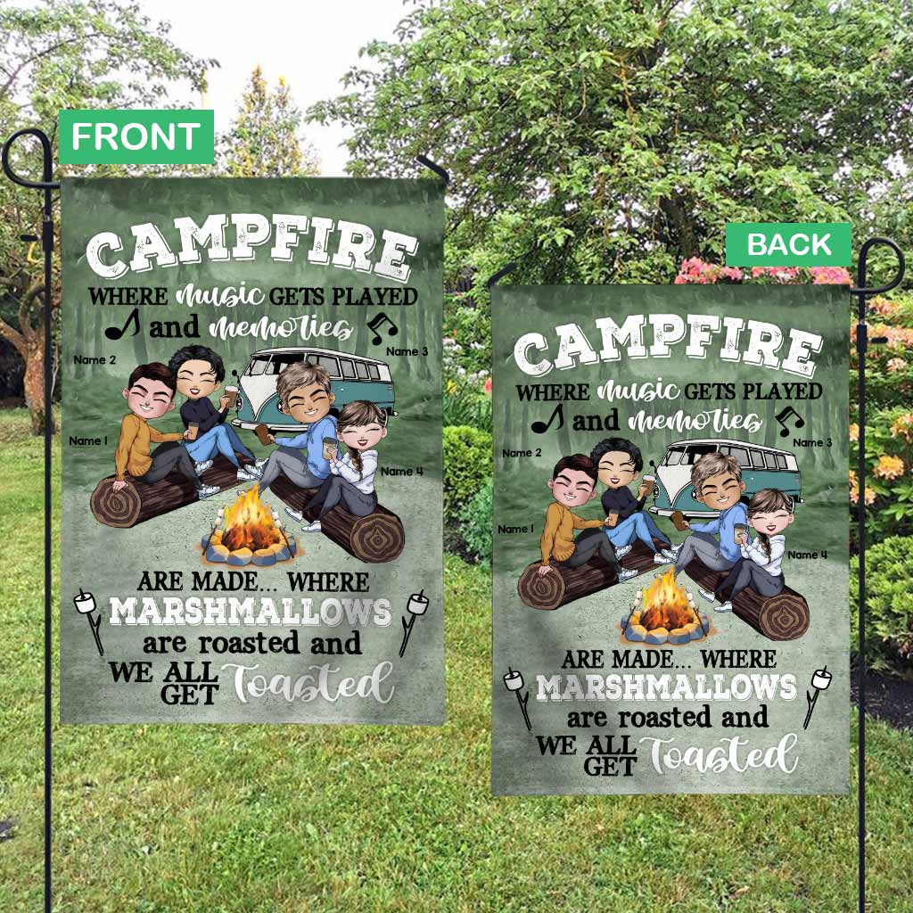 Feu de camp où la musique résonne et où se créent des souvenirs - Drapeau de jardin de camping personnalisé