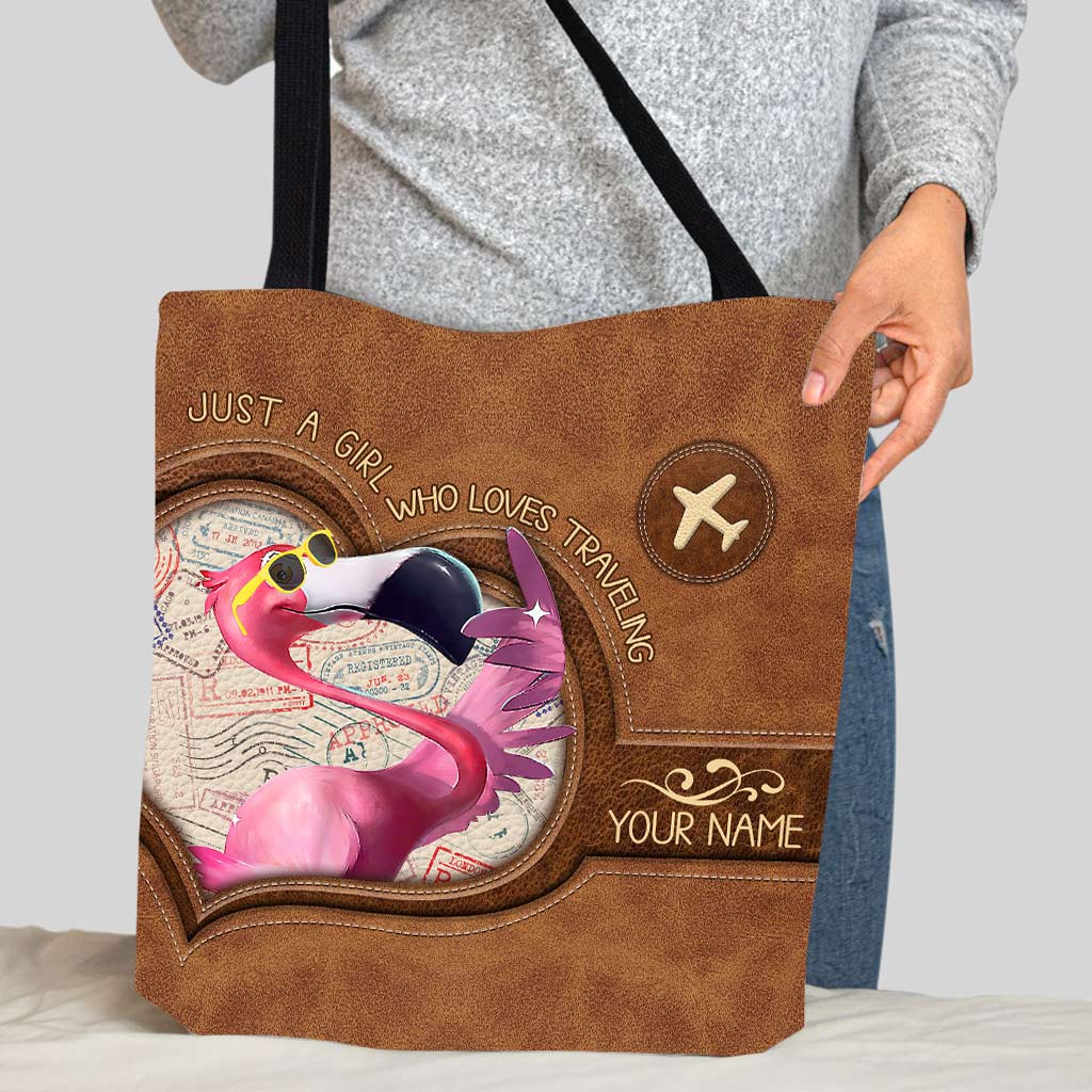 Sac fourre-tout de voyage personnalisé avec tampon de passeport vintage « Juste une fille qui aime voyager ».