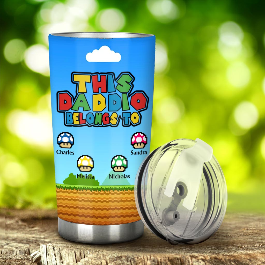 Ce gobelet « Papa appartient à » est personnalisé pour les papas.