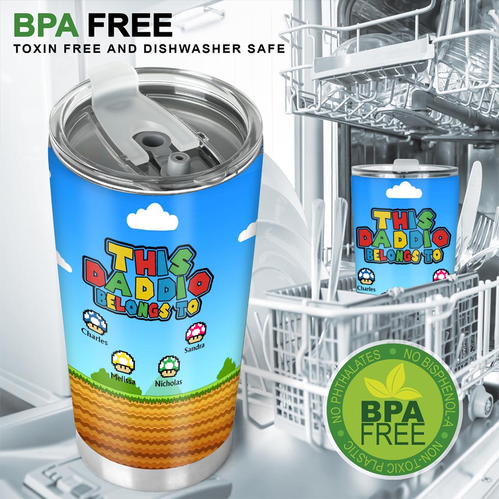 Ce gobelet « Papa appartient à » est personnalisé pour les papas.