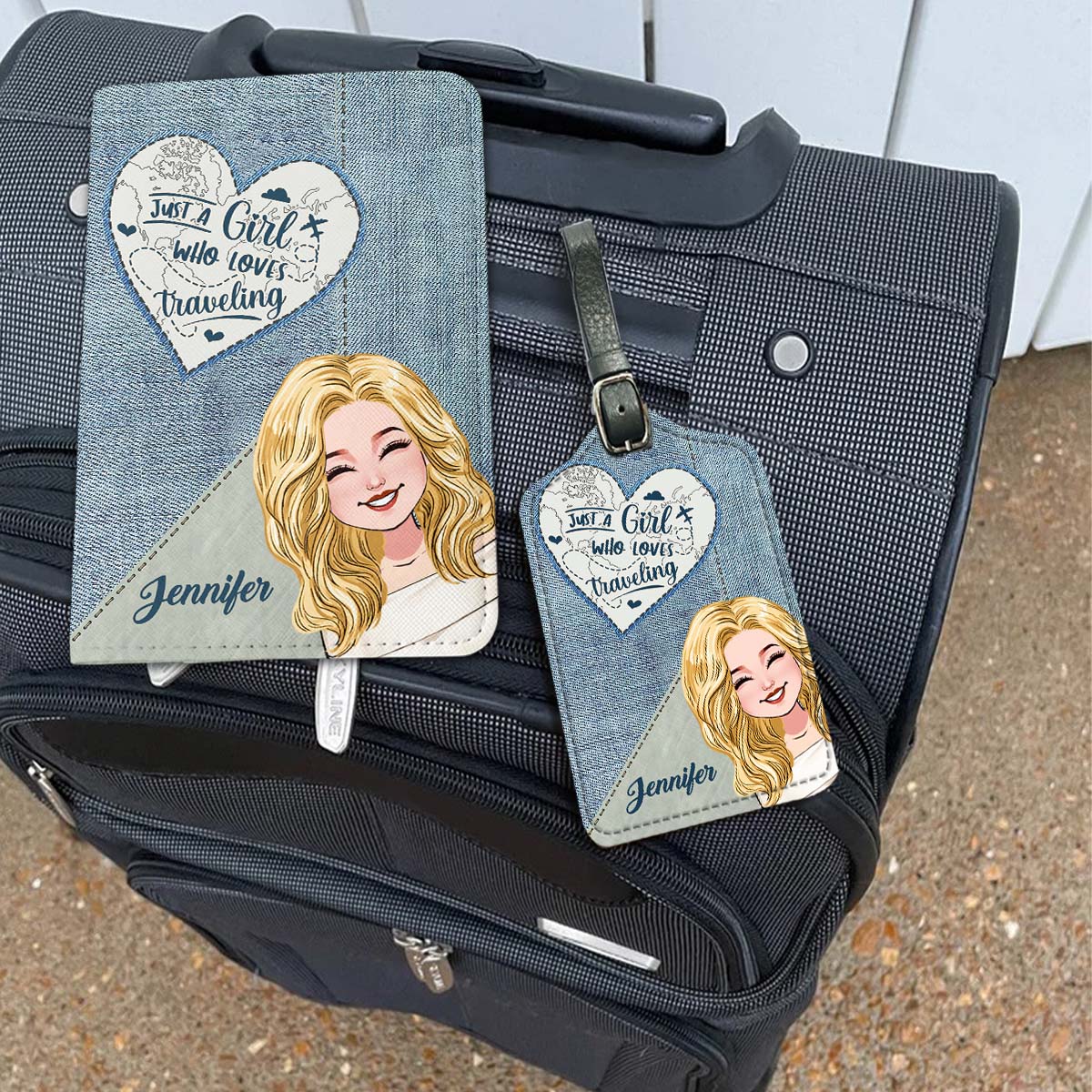 Une fille qui adore voyager - Étiquette à bagages et porte-passeport en cuir personnalisés