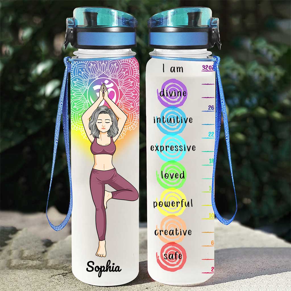 Je suis divine, intuitive, expressive, aimée - Gourde de yoga personnalisée avec suivi de l'hydratation
