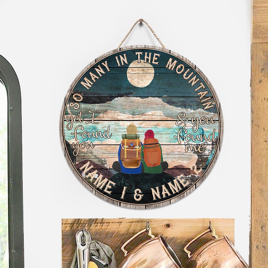 Tant de monde en montagne - Panneau rond en bois personnalisé pour la randonnée