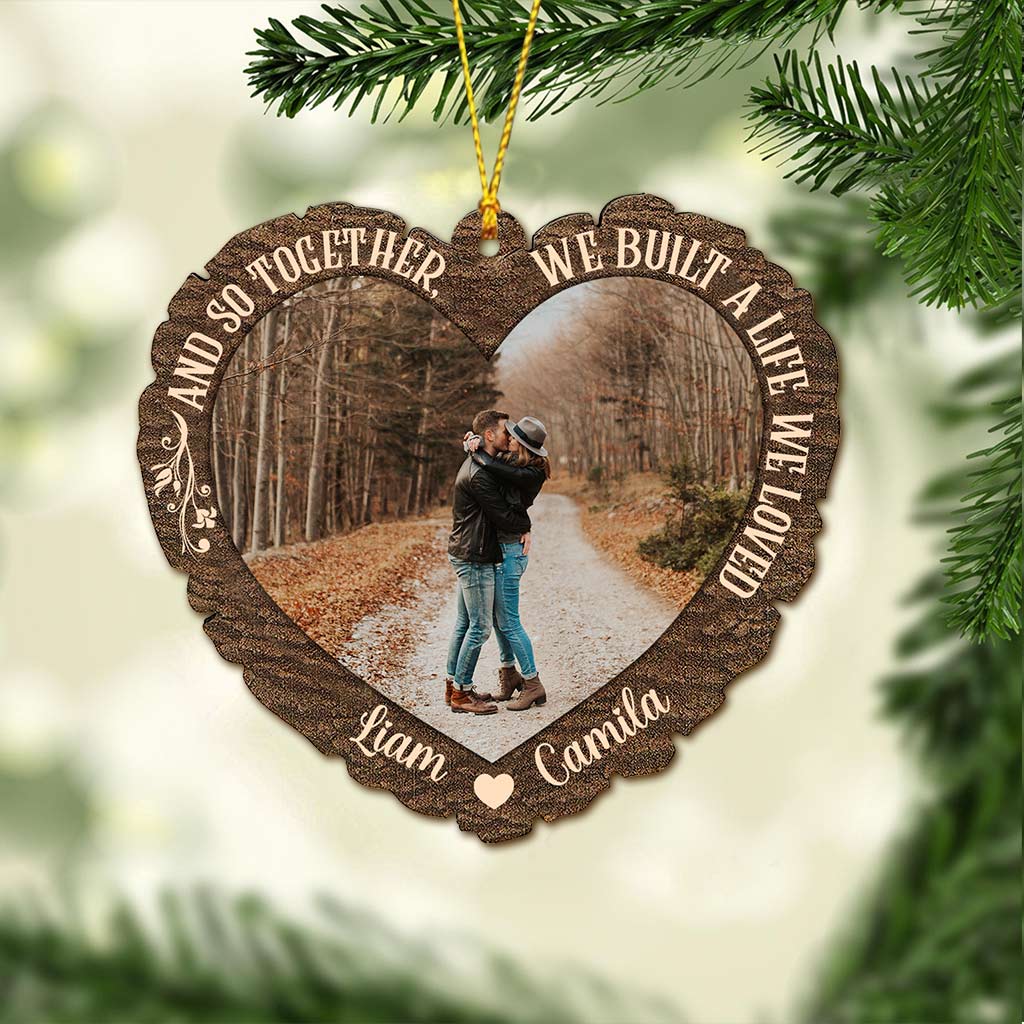 Et ainsi, ensemble, nous avons construit une vie que nous aimions - Ornement de Noël personnalisé pour couple (Imprimé des deux côtés)