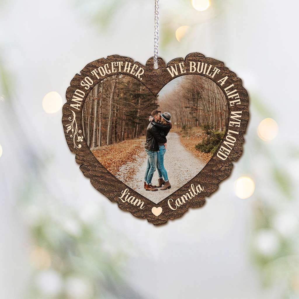 Et ainsi, ensemble, nous avons construit une vie que nous aimions - Ornement de Noël personnalisé pour couple (Imprimé des deux côtés)