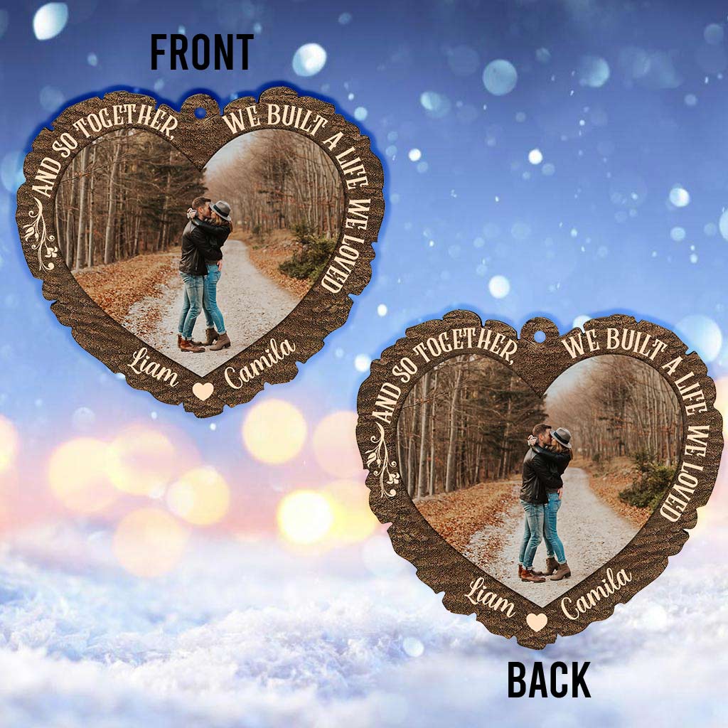 Et ainsi, ensemble, nous avons construit une vie que nous aimions - Ornement de Noël personnalisé pour couple (Imprimé des deux côtés)