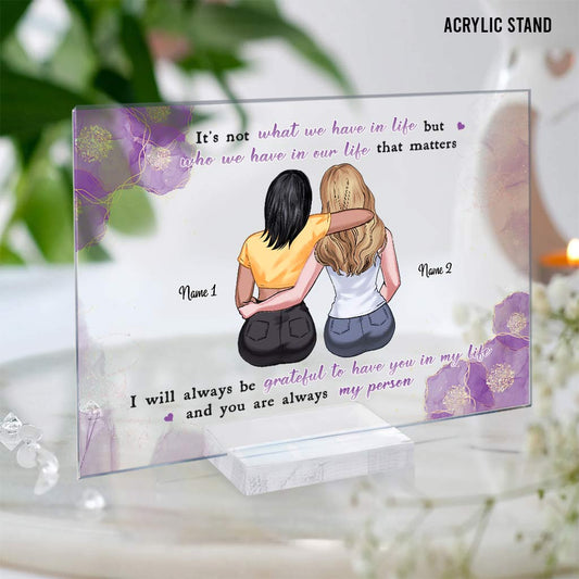 Ce n'est pas ce que nous possédons dans la vie qui compte - Plaque acrylique transparente personnalisée pour meilleure amie