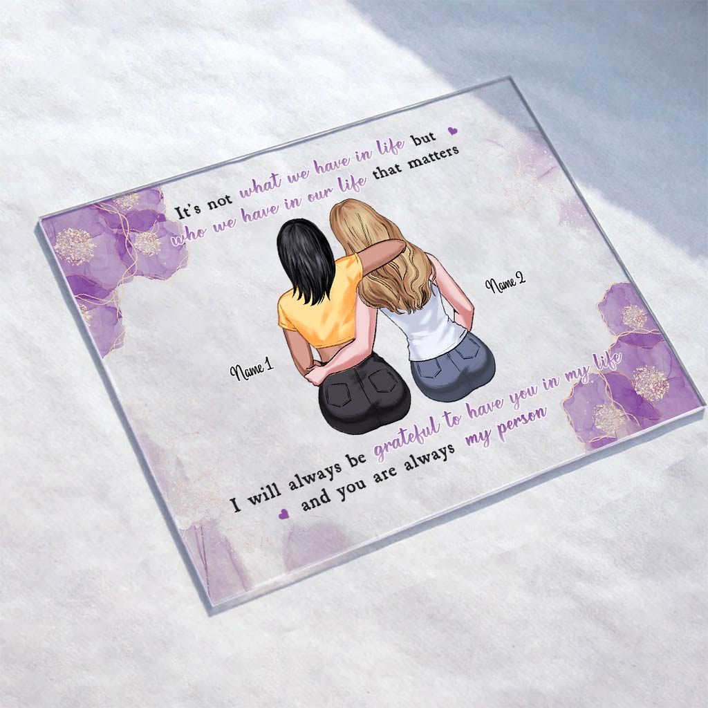 Ce n'est pas ce que nous possédons dans la vie qui compte - Plaque acrylique transparente personnalisée pour meilleure amie