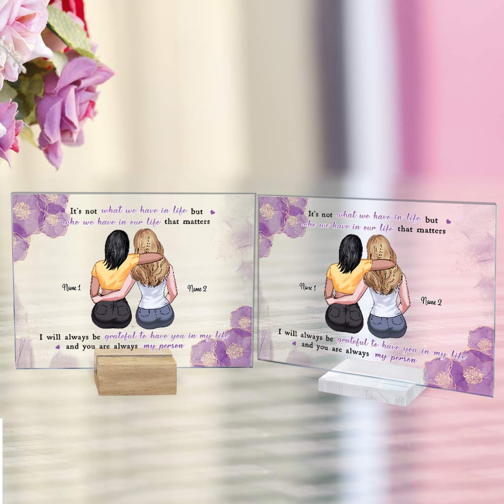 Ce n'est pas ce que nous possédons dans la vie qui compte - Plaque acrylique transparente personnalisée pour meilleure amie