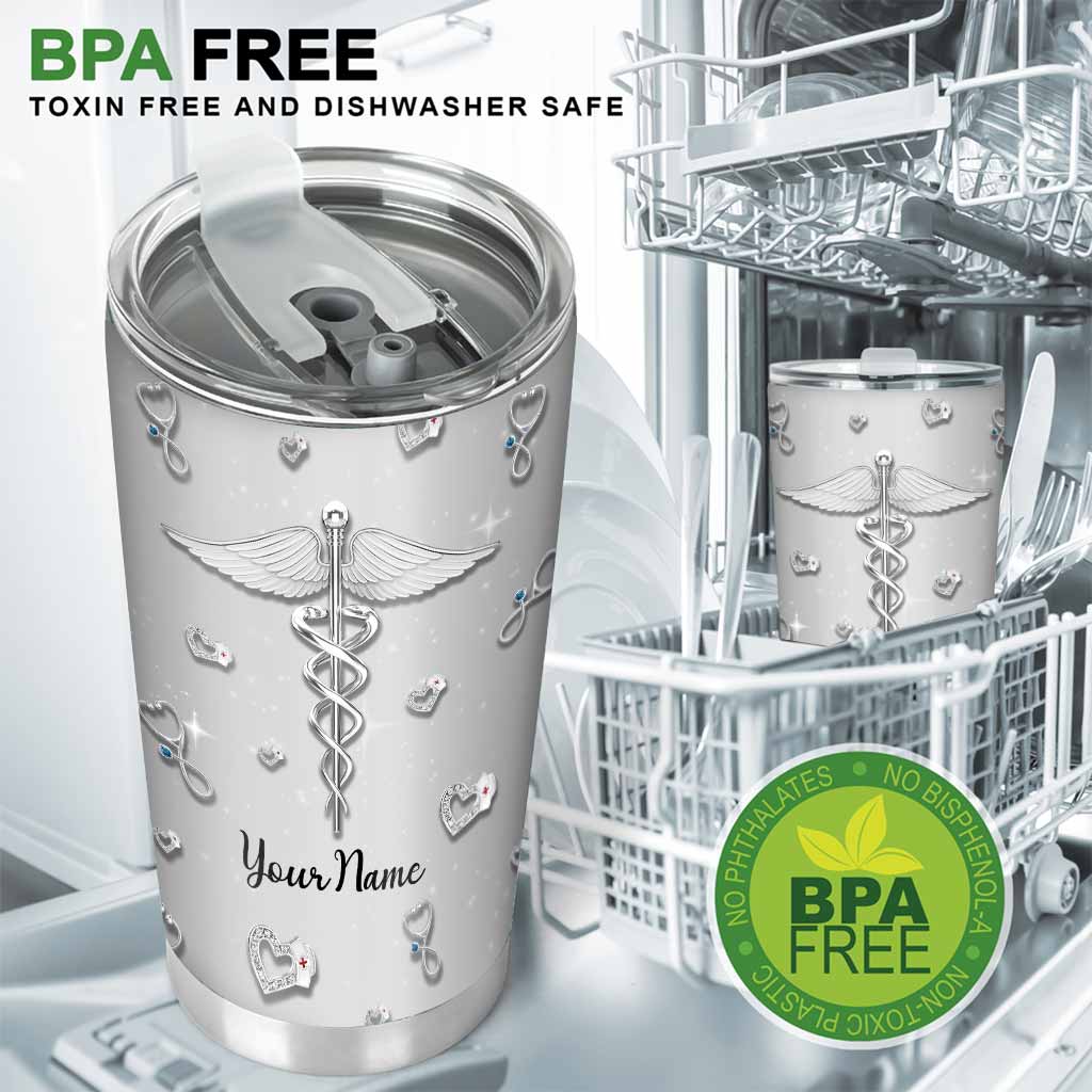 Elle travaille volontiers de ses mains - Gobelet isotherme personnalisé pour infirmière