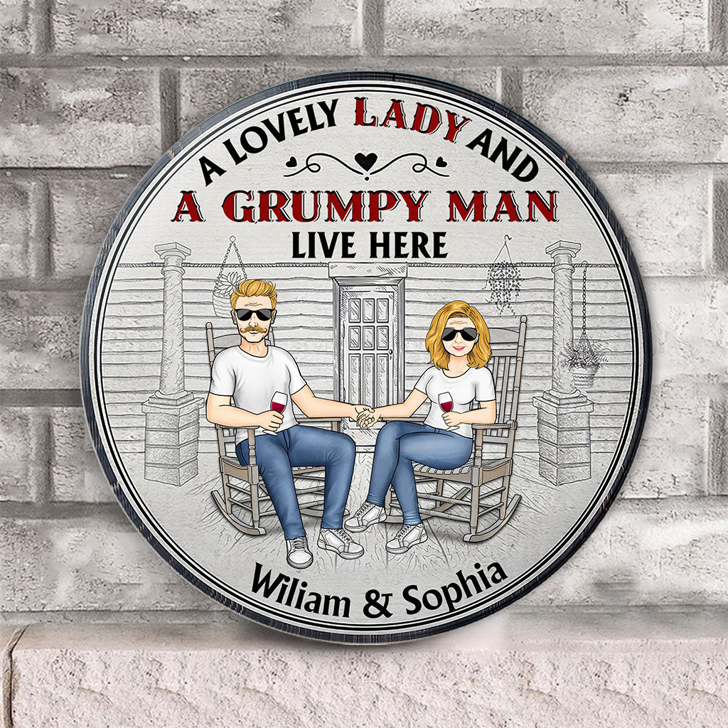 Une charmante dame et un vieux grincheux vivent ici - Panneau rond en bois personnalisé pour couple