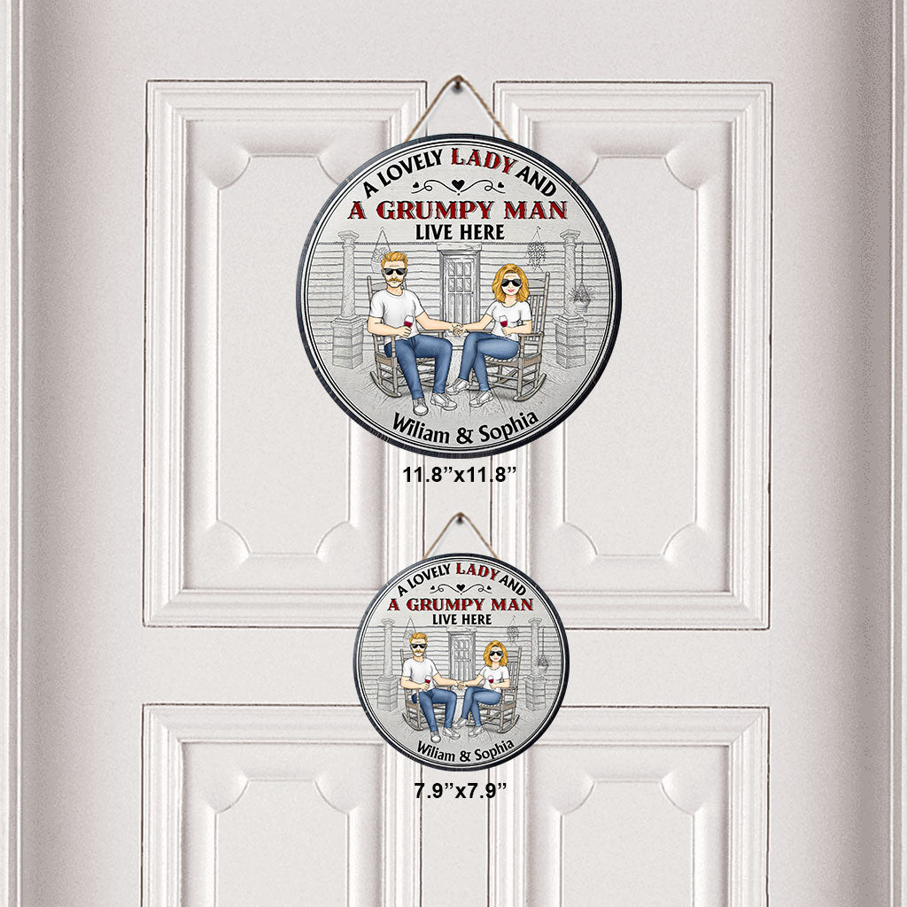 Une charmante dame et un vieux grincheux vivent ici - Panneau rond en bois personnalisé pour couple