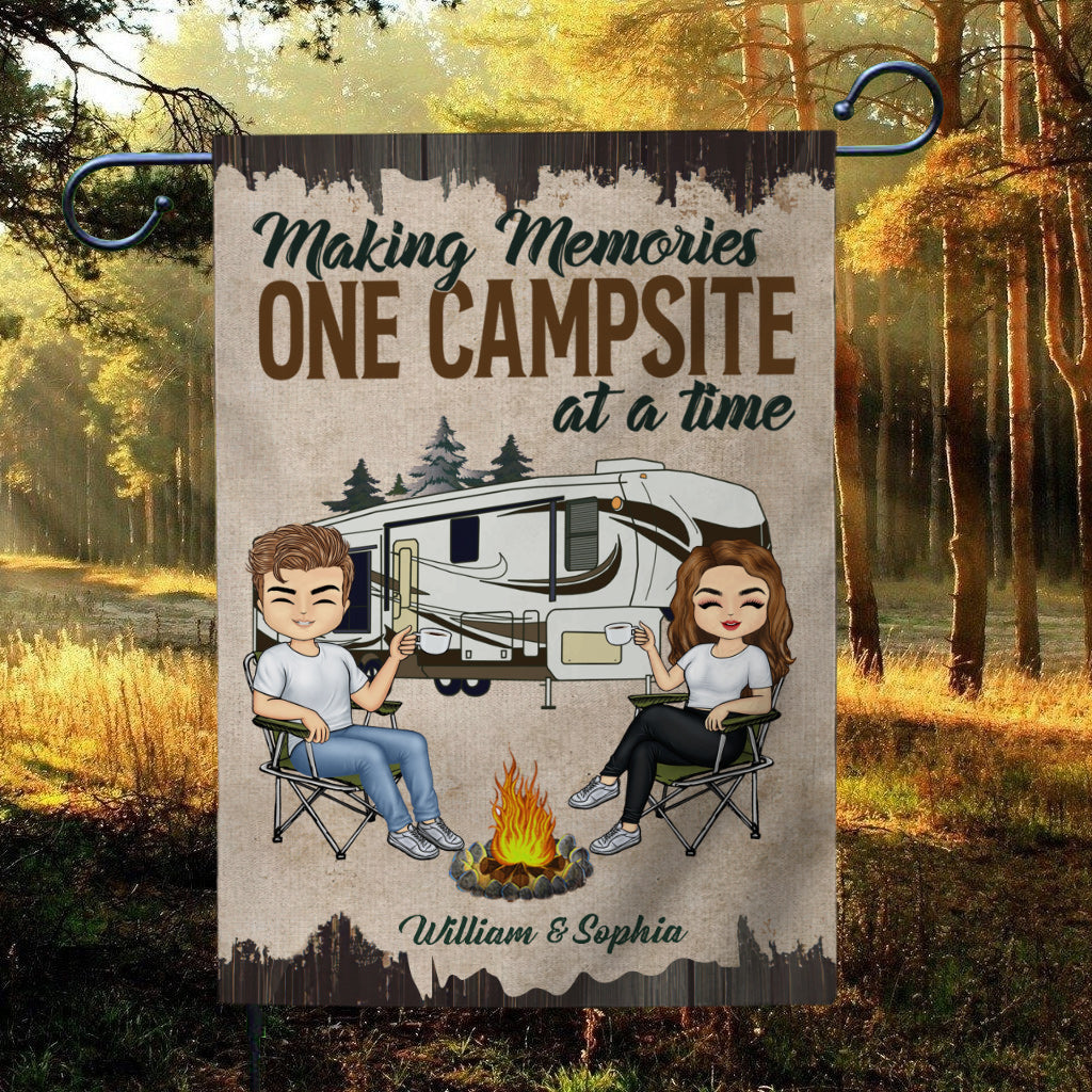 Créer des souvenirs - Drapeau de jardin personnalisé pour couples en camping