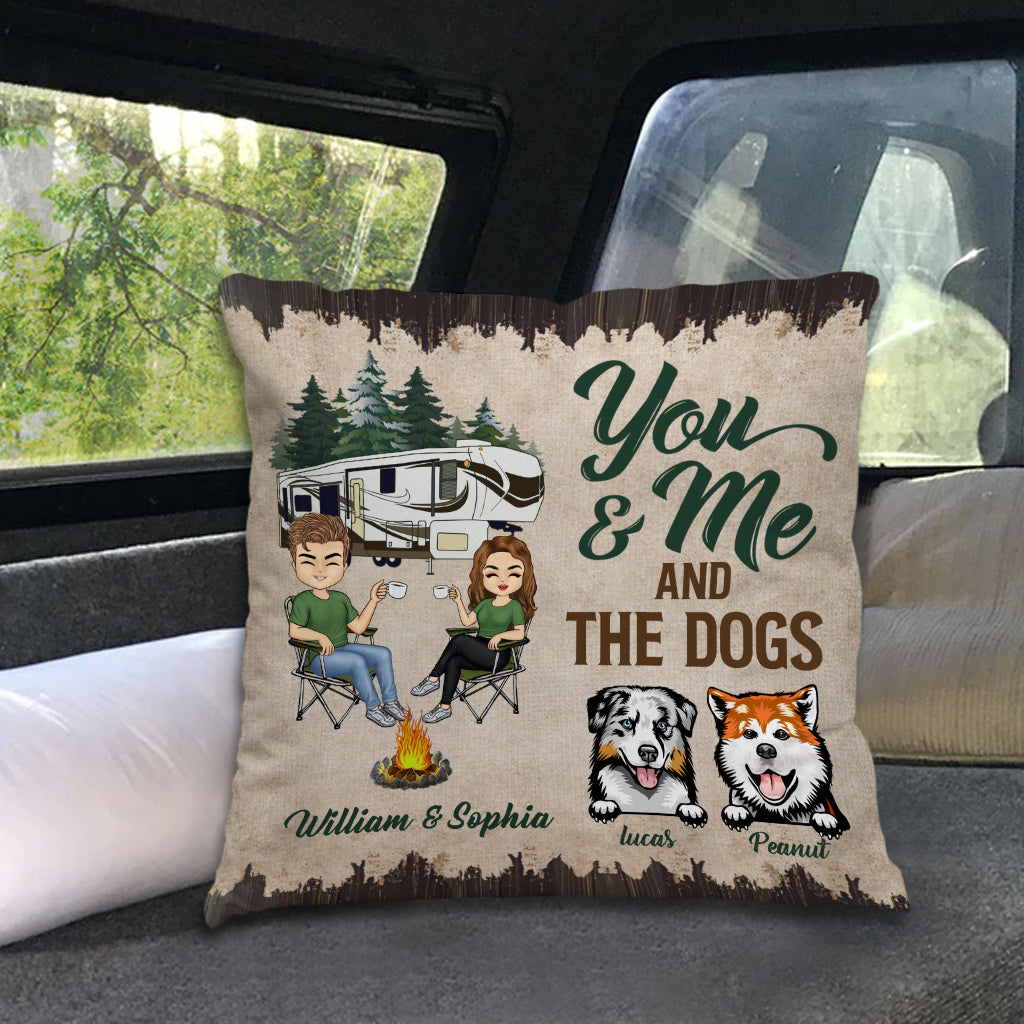 Coussin décoratif de camping personnalisé pour couples « Toi, moi et les chiens »