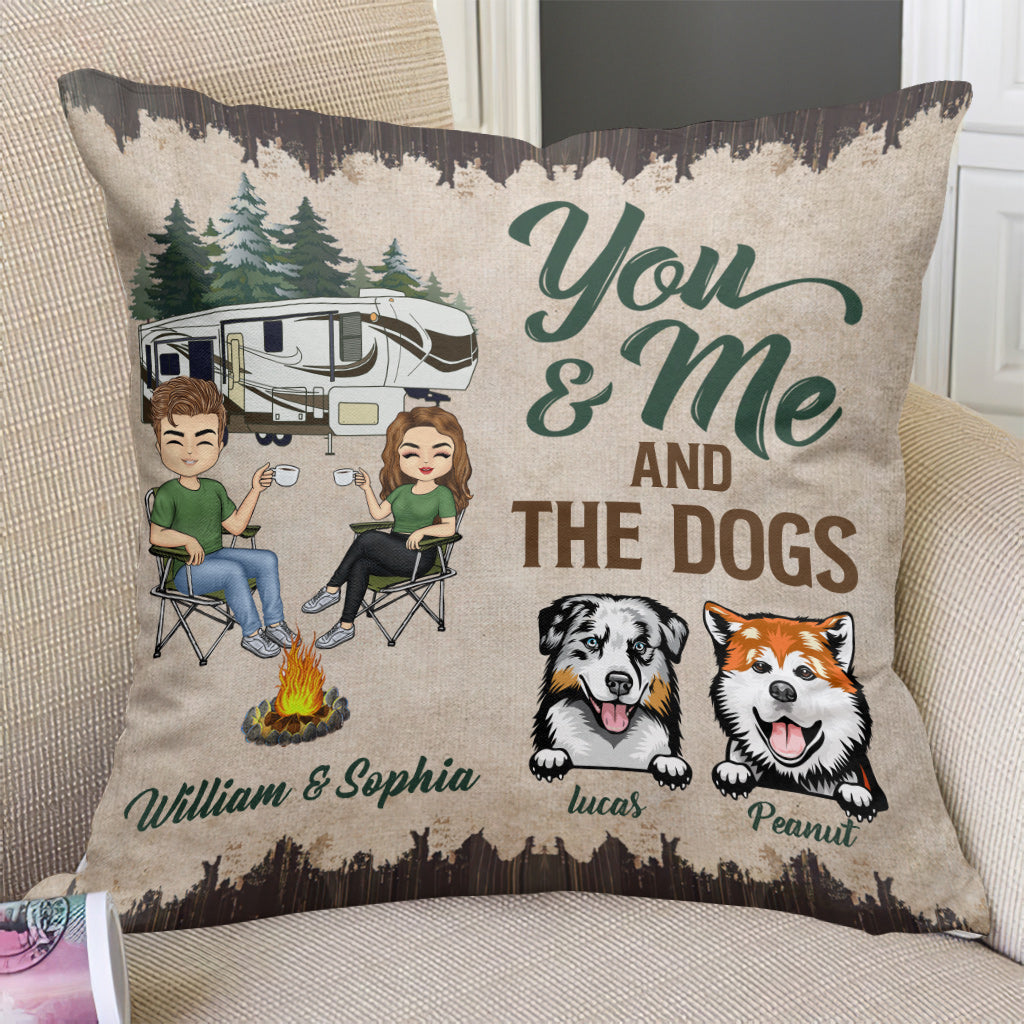 Coussin décoratif de camping personnalisé pour couples « Toi, moi et les chiens »