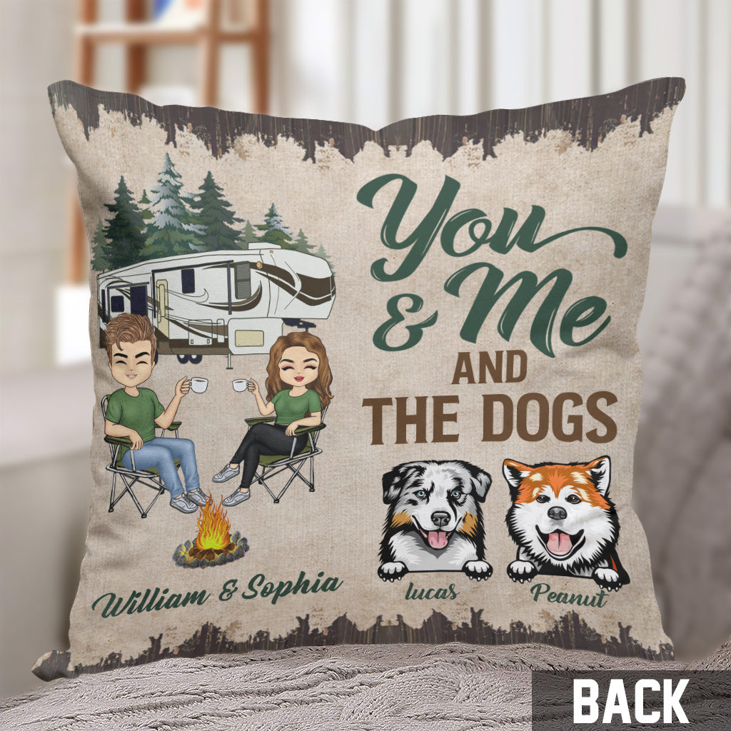 Coussin décoratif de camping personnalisé pour couples « Toi, moi et les chiens »
