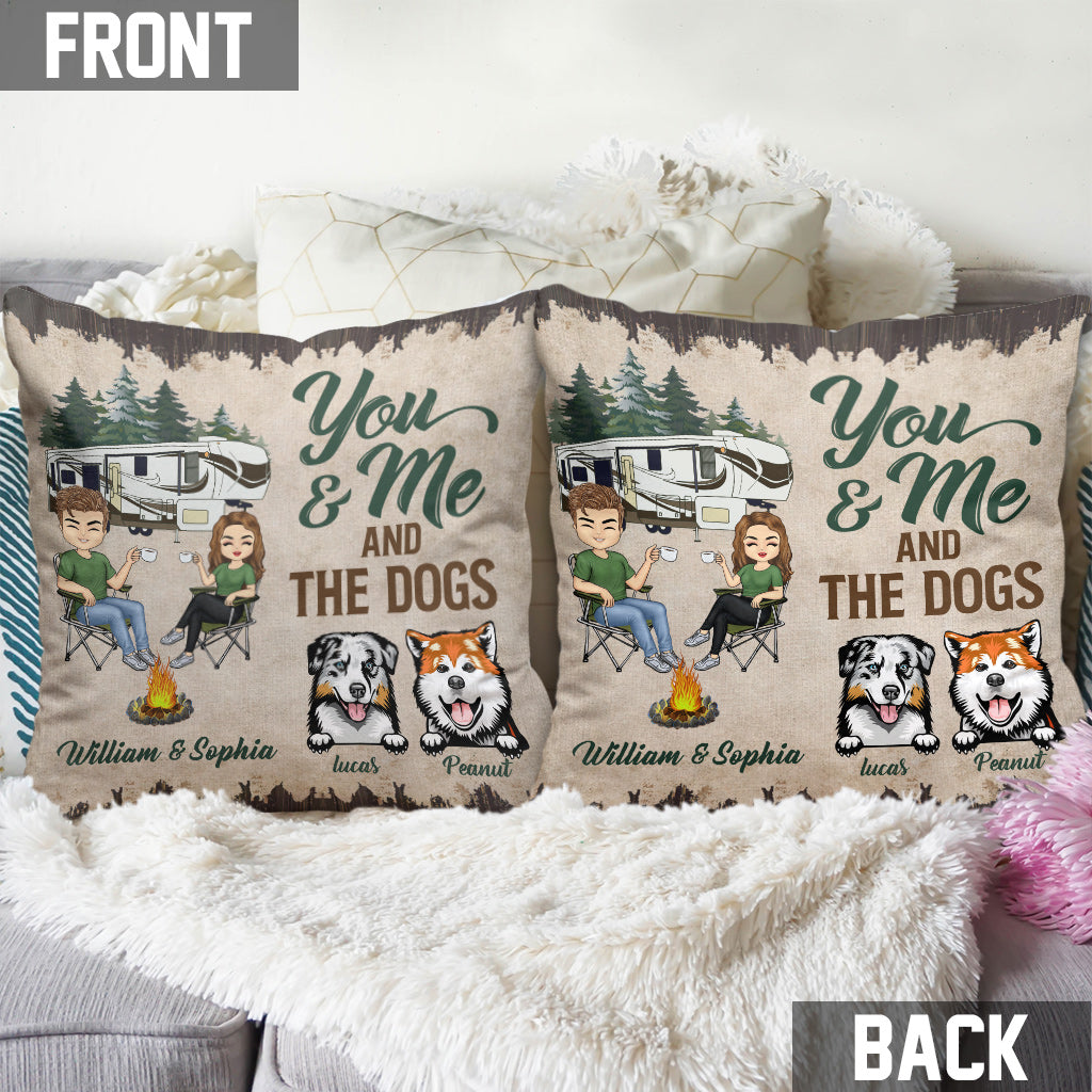 Coussin décoratif de camping personnalisé pour couples « Toi, moi et les chiens »