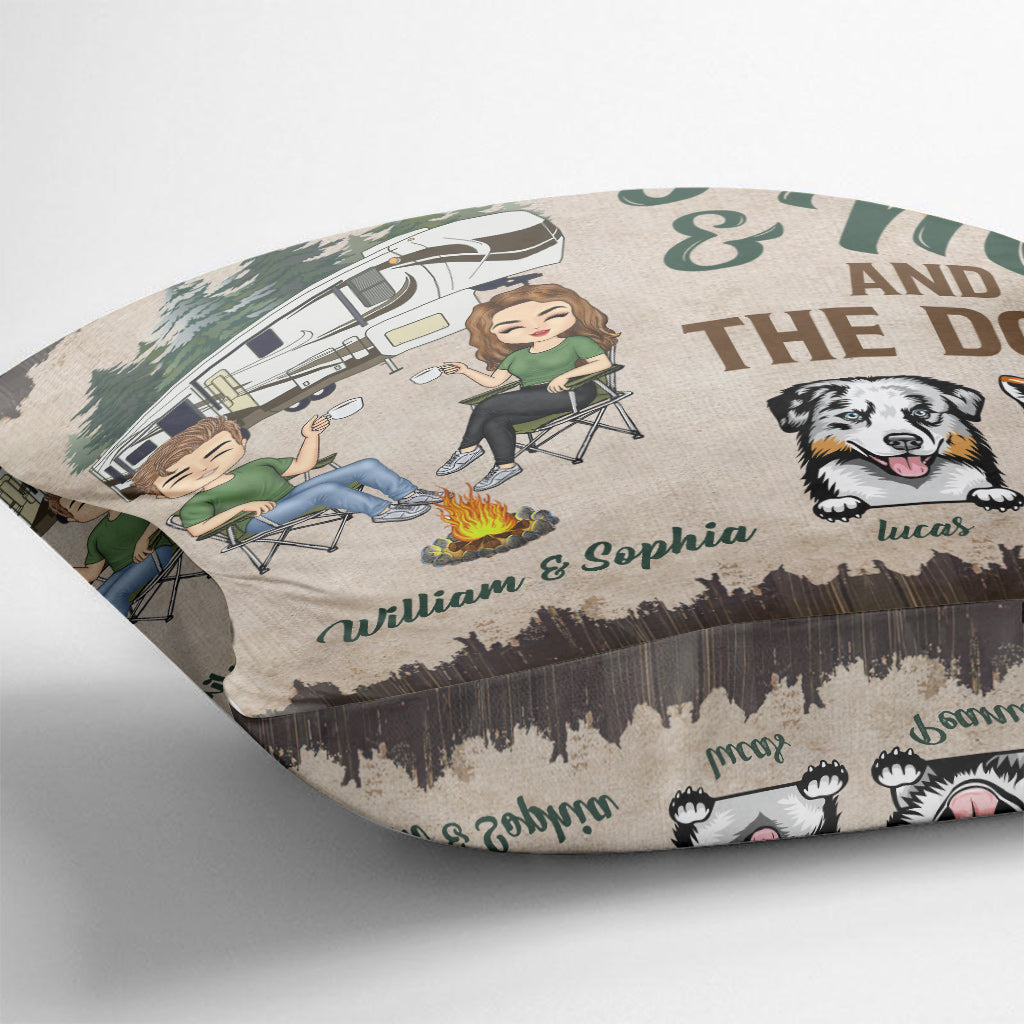 Coussin décoratif de camping personnalisé pour couples « Toi, moi et les chiens »