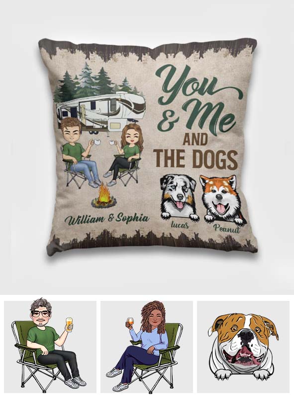 Coussin décoratif de camping personnalisé pour couples « Toi, moi et les chiens »