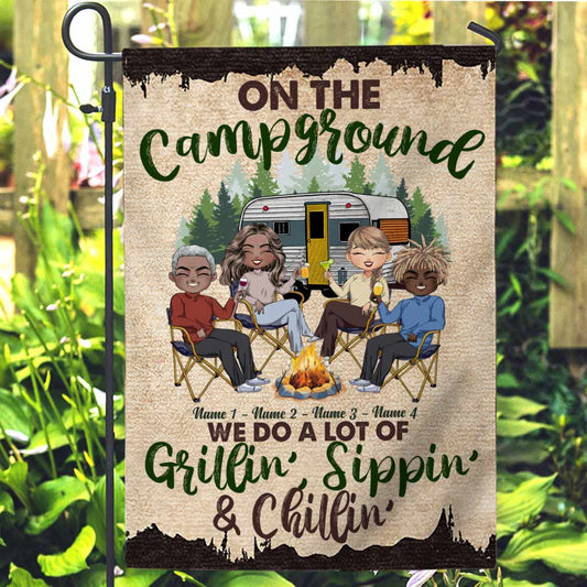 On fait beaucoup de grillades, on sirote des boissons et on se détend - Drapeau de jardin de camping personnalisé
