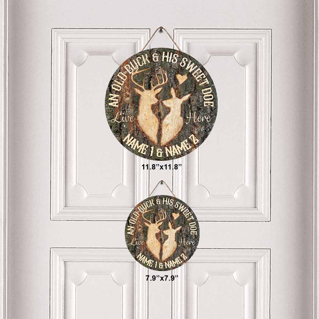 Un vieux cerf et sa douce biche - Panneau rond en bois personnalisé pour la chasse