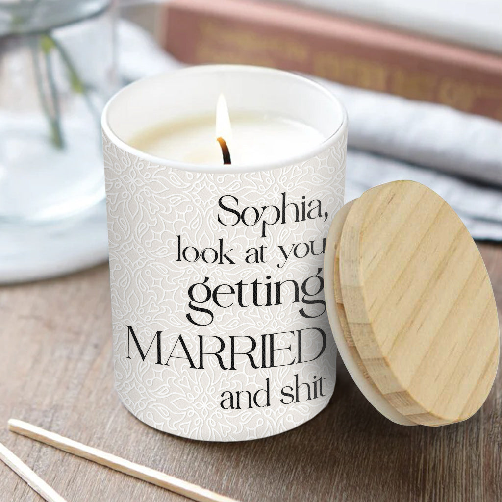 « Regardez-vous vous marier ! » - Cadeau de mariage pour les mariés - Bougie personnalisée avec couvercle en bois
