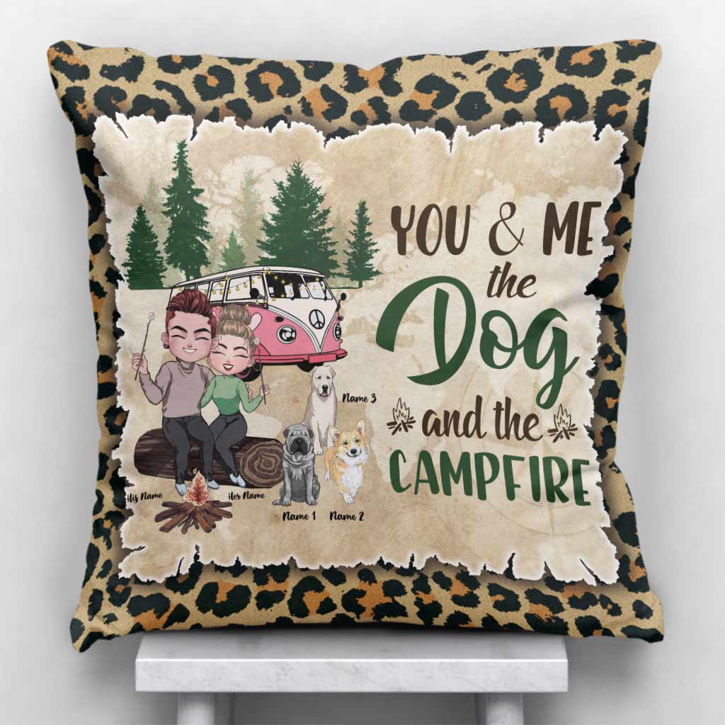 Toi, moi, les chiens et le feu de camp - Coussin décoratif de camping personnalisé