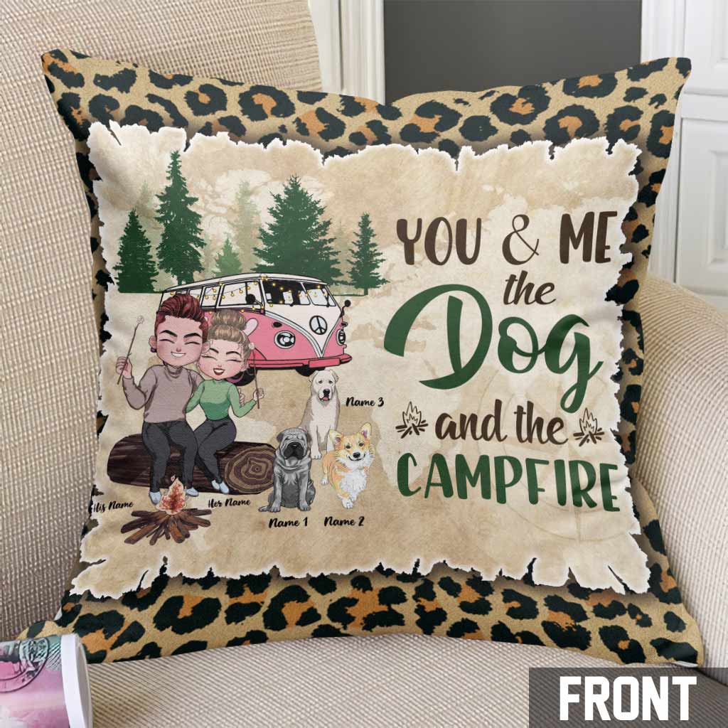 Toi, moi, les chiens et le feu de camp - Coussin décoratif de camping personnalisé