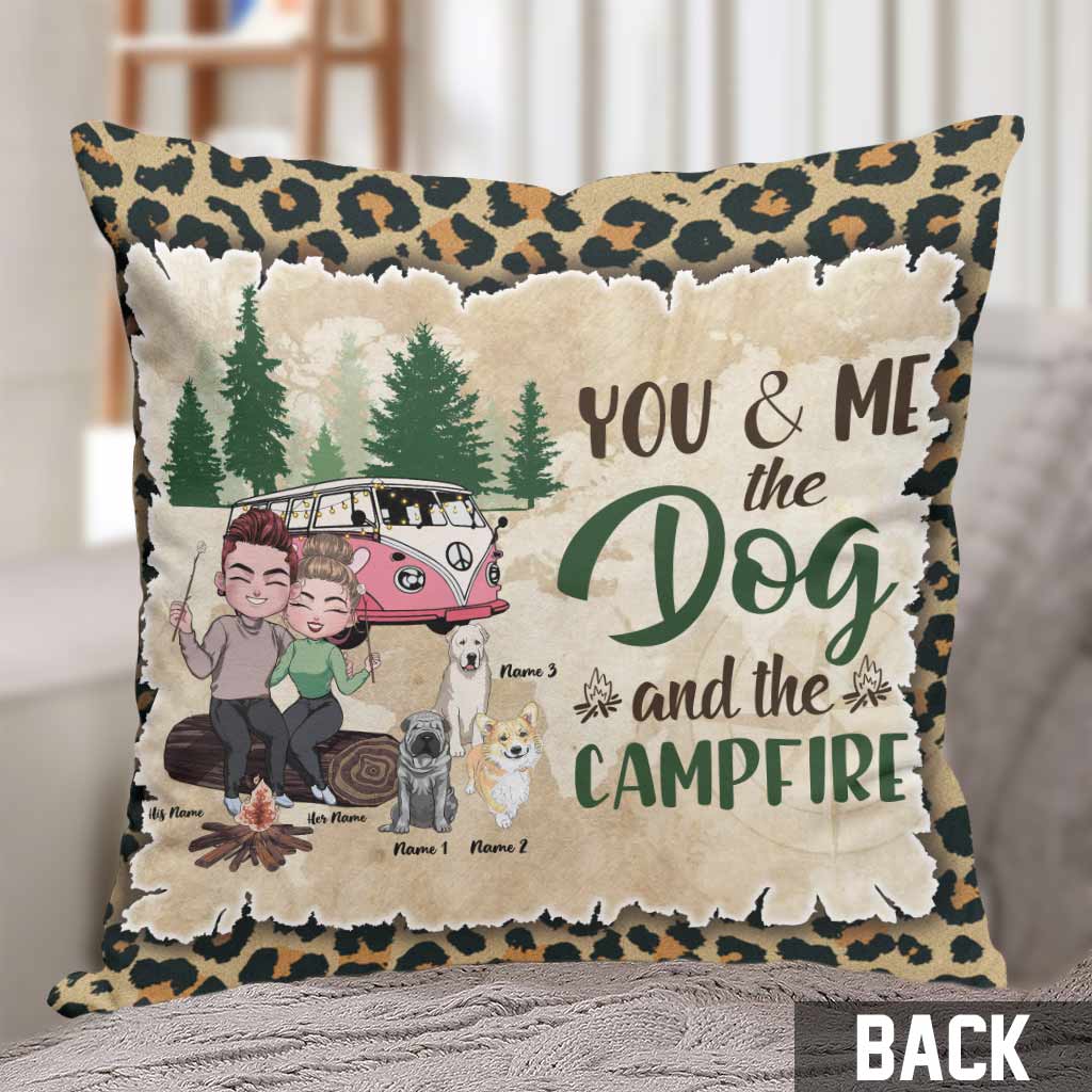 Toi, moi, les chiens et le feu de camp - Coussin décoratif de camping personnalisé