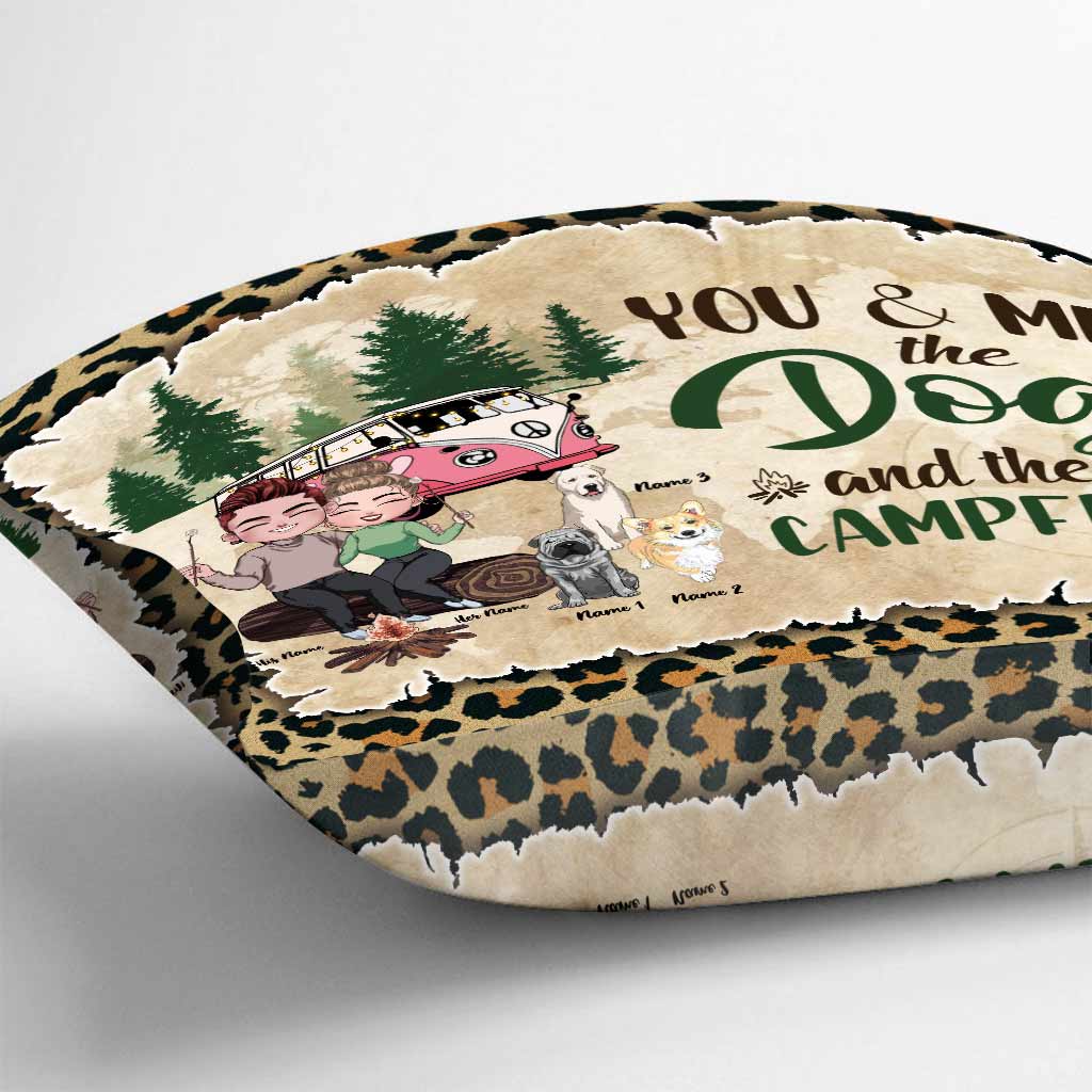 Toi, moi, les chiens et le feu de camp - Coussin décoratif de camping personnalisé