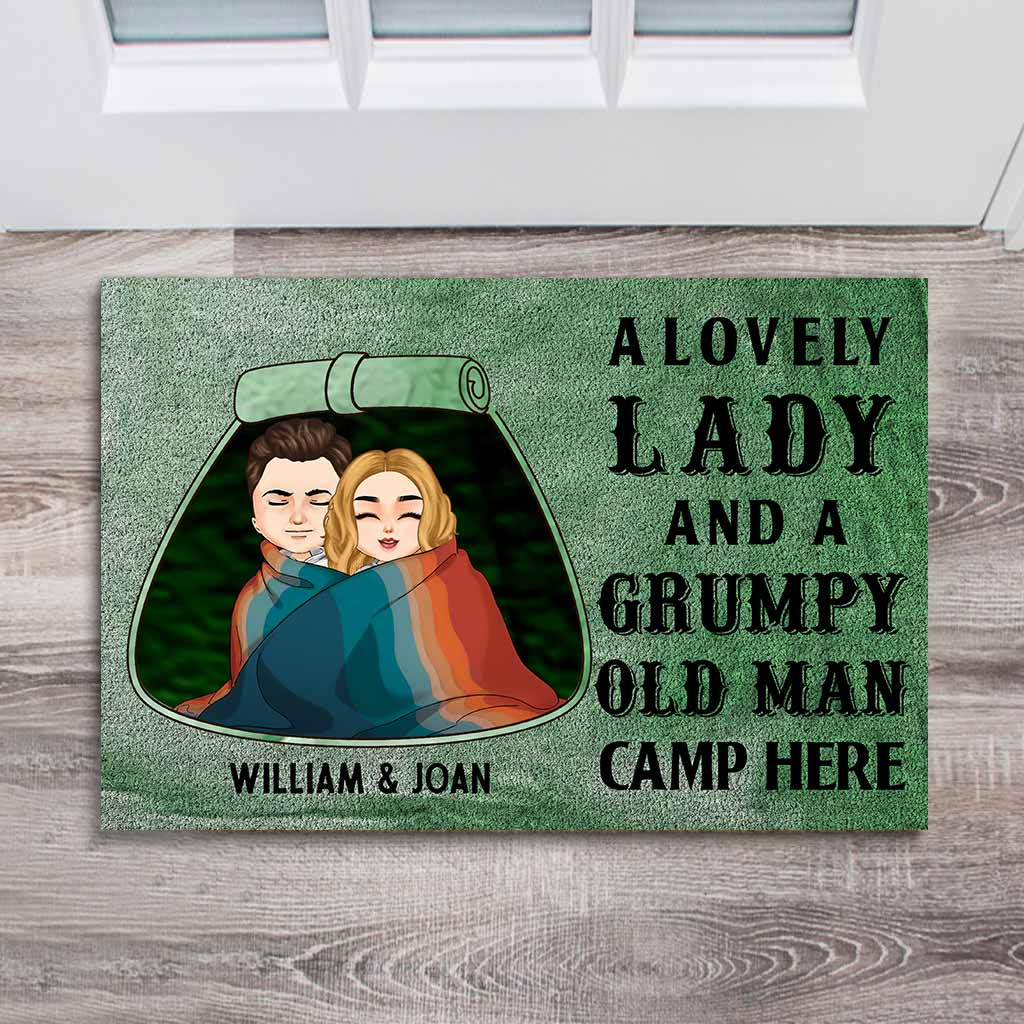 Une charmante dame et un vieux grincheux campent ici - Paillasson de camping personnalisé pour couples