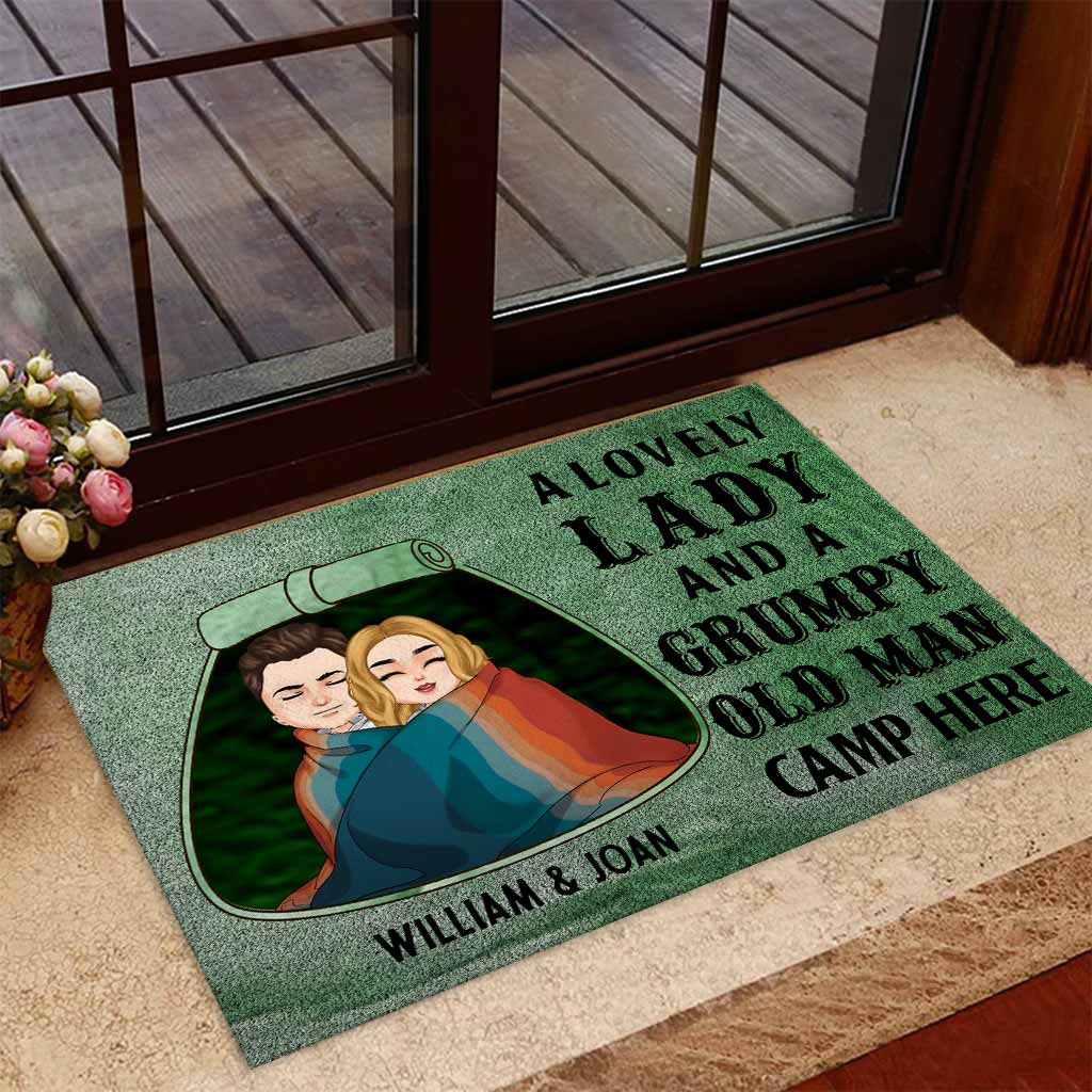Une charmante dame et un vieux grincheux campent ici - Paillasson de camping personnalisé pour couples