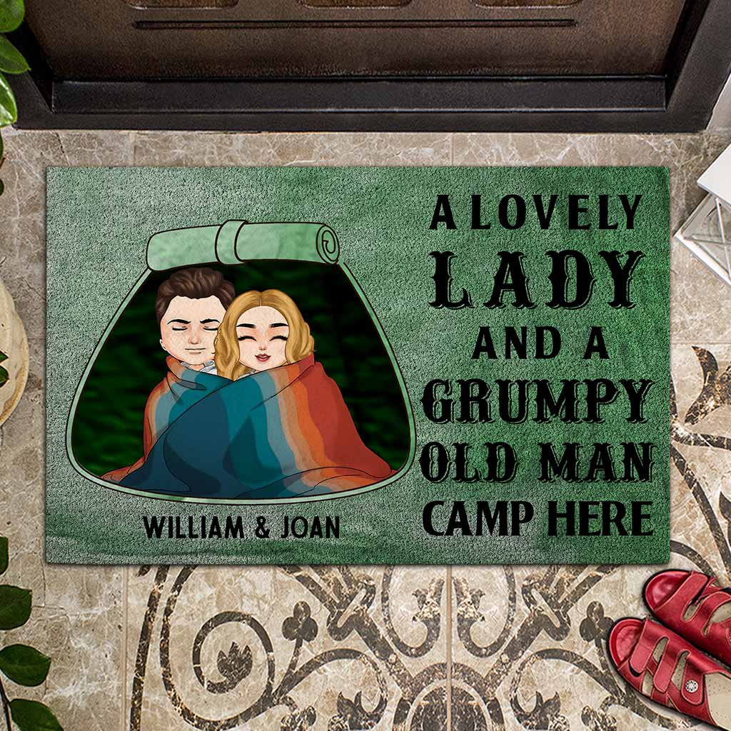 Une charmante dame et un vieux grincheux campent ici - Paillasson de camping personnalisé pour couples