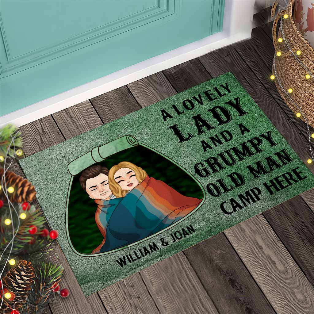 Une charmante dame et un vieux grincheux campent ici - Paillasson de camping personnalisé pour couples