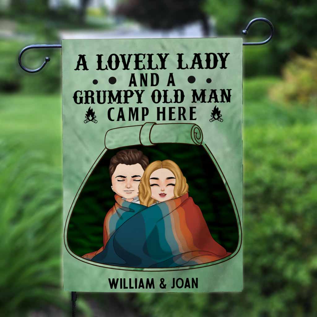 Une charmante dame et un vieux grincheux campent ici - Drapeau de jardin personnalisé pour couple