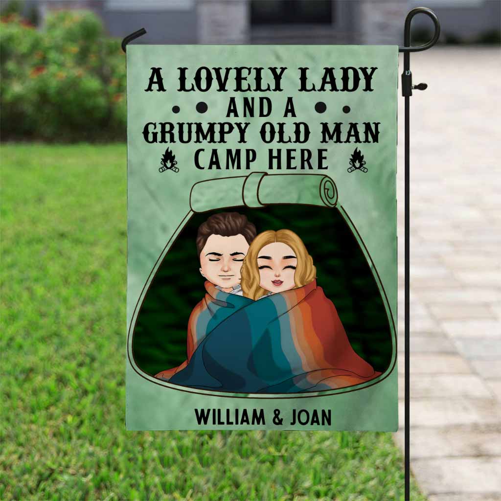 Une charmante dame et un vieux grincheux campent ici - Drapeau de jardin personnalisé pour couple