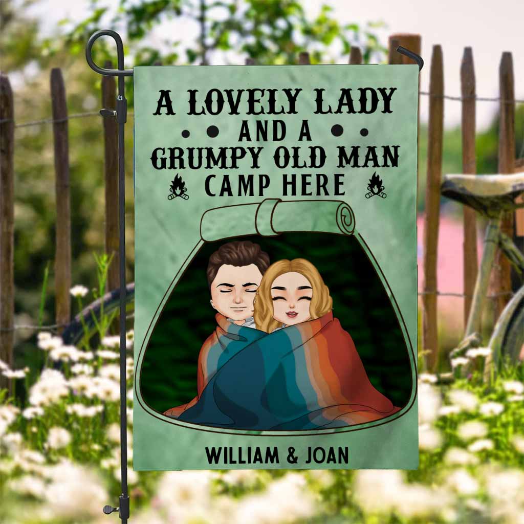 Une charmante dame et un vieux grincheux campent ici - Drapeau de jardin personnalisé pour couple