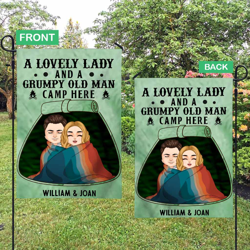 Une charmante dame et un vieux grincheux campent ici - Drapeau de jardin personnalisé pour couple
