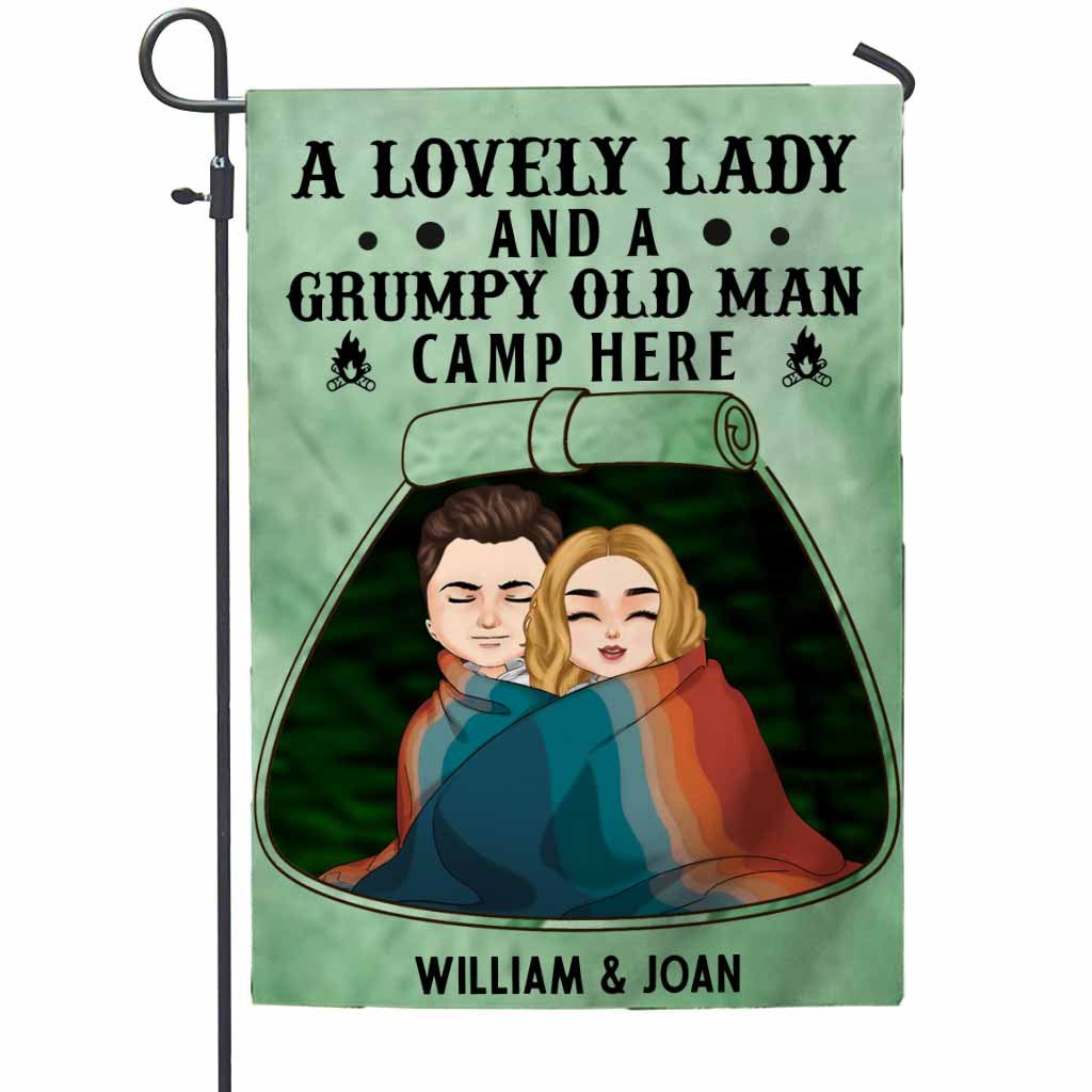 Une charmante dame et un vieux grincheux campent ici - Drapeau de jardin personnalisé pour couple