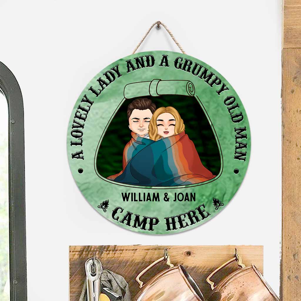 Une charmante dame et un vieux grincheux campent ici - Panneau rond en bois personnalisé pour couple