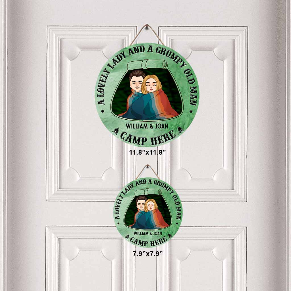 Une charmante dame et un vieux grincheux campent ici - Panneau rond en bois personnalisé pour couple