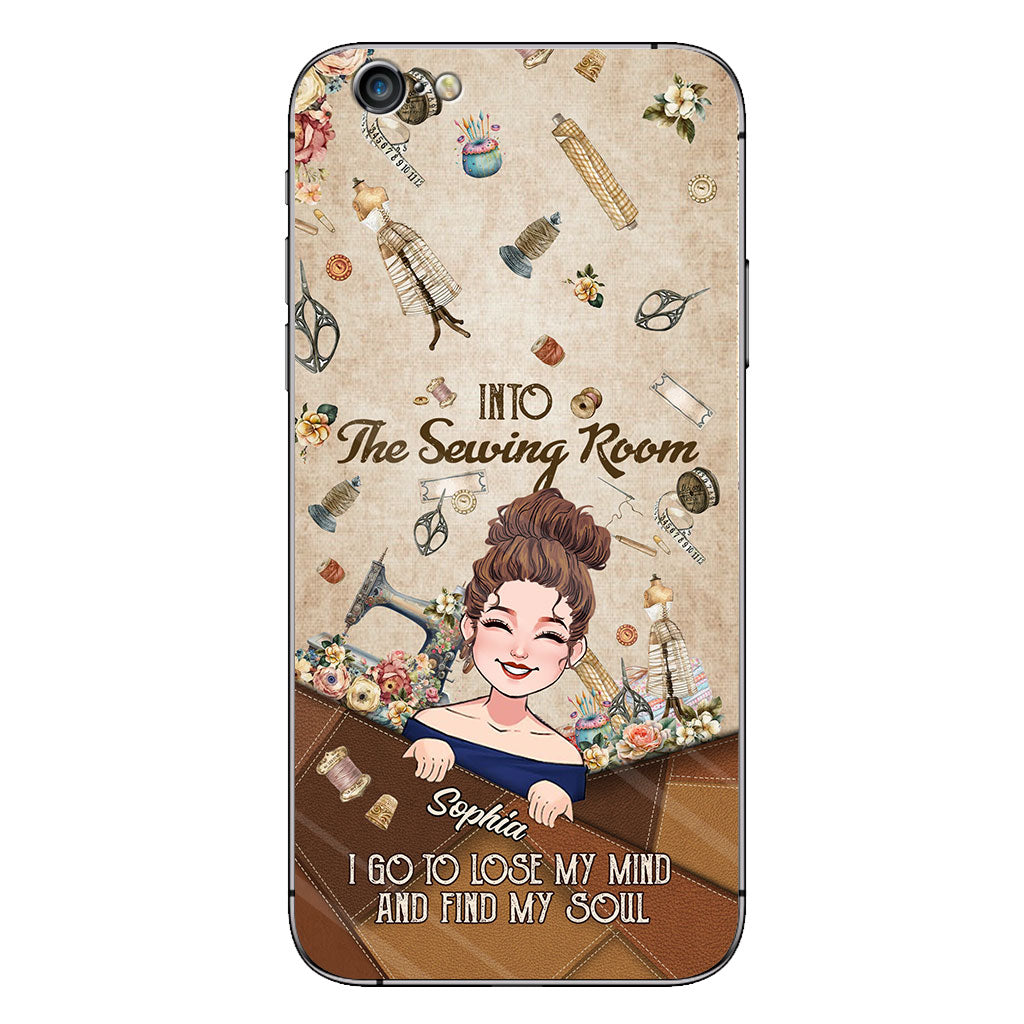 Et me voilà partie à l'atelier de couture ! - Étui de téléphone personnalisé sur le thème de la couture