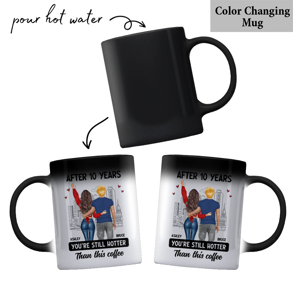 Après des années, vous êtes toujours plus séduisants que ce café - Mug personnalisé pour couple