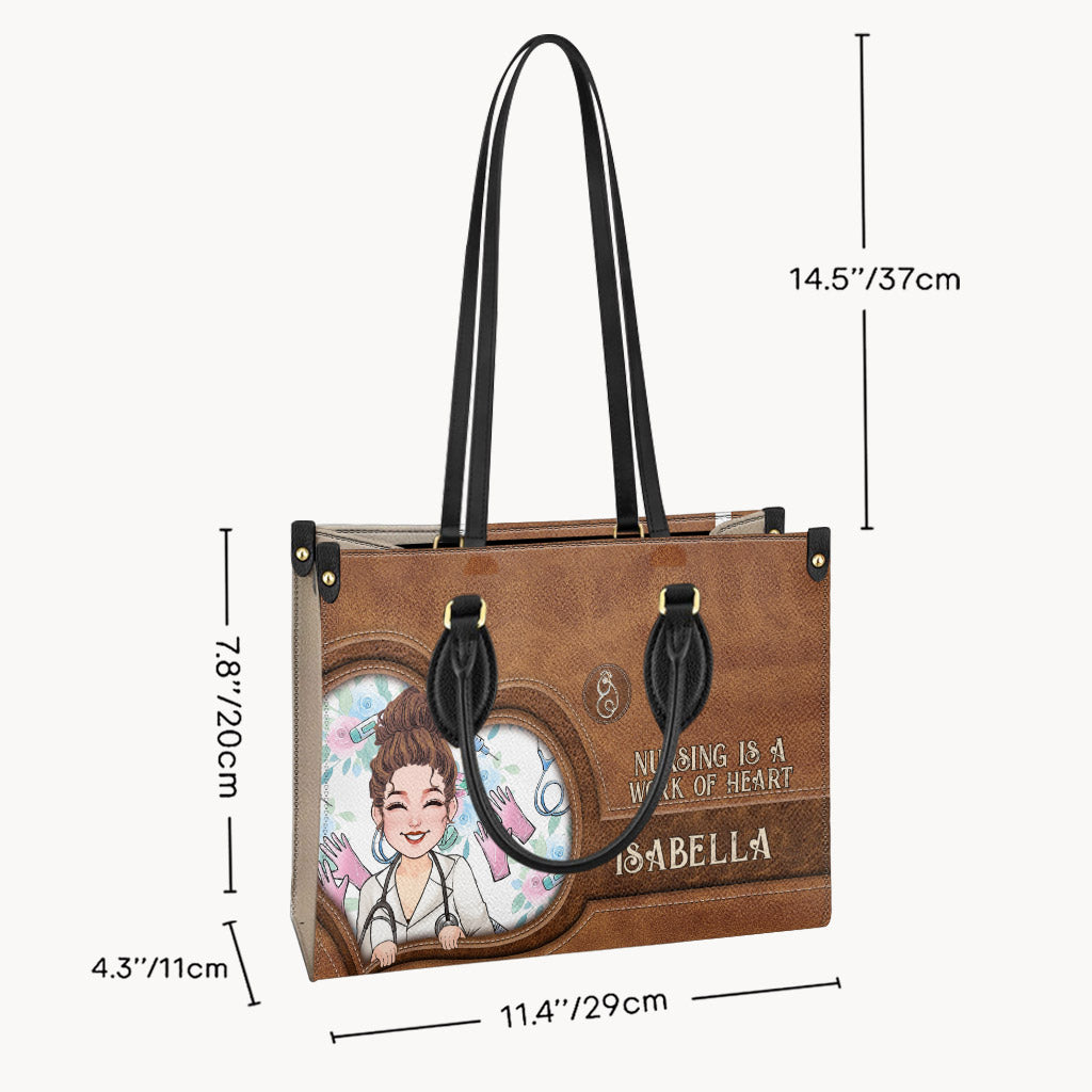 Le métier d'infirmière est un travail de cœur - Sac à main en cuir personnalisé pour infirmière